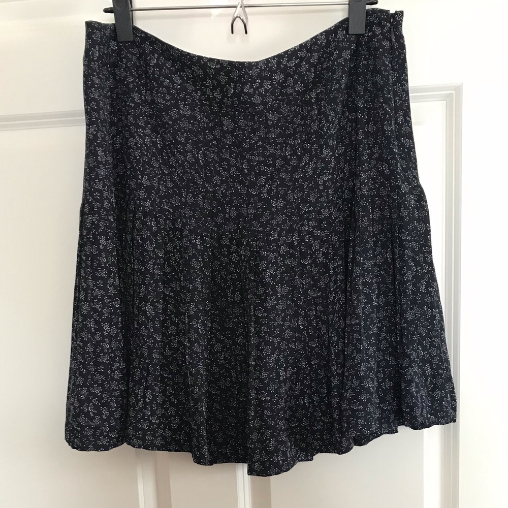 Ann Taylor Navy blue w/white floral pleated skirt